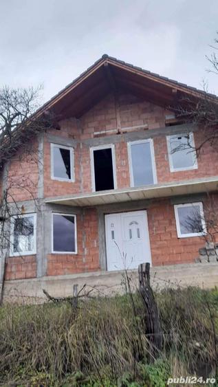 Casă cu 4 camere cu Teren 50000 Mp în Pinticu
