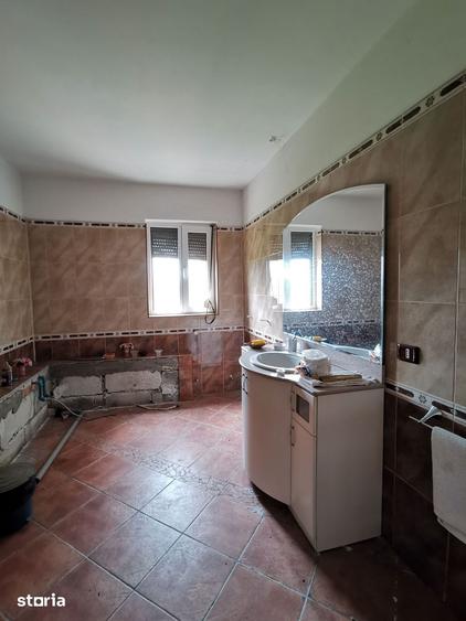 Casă cu 6 camere cu Teren 3187 Mp în Urechești