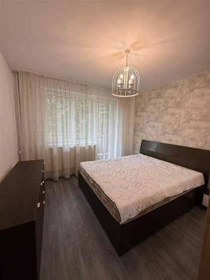Apartament cu 3 camere semidecomandat în Podu Roș