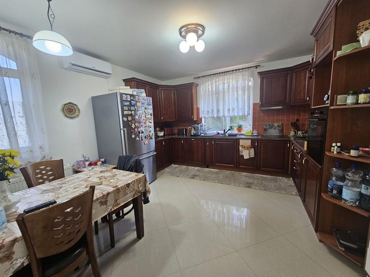 Casă individuală cu 6 camere cu Garaj în Ghiroda