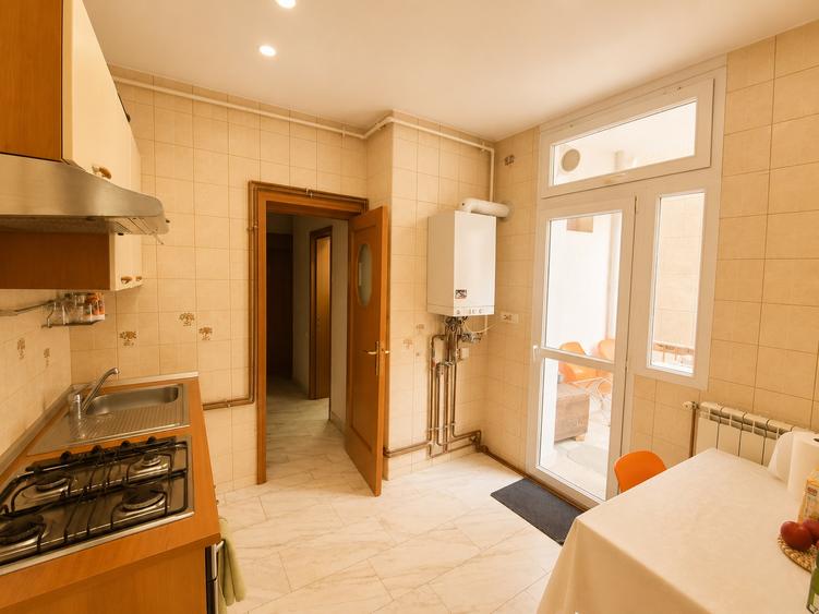 Apartament cu 3 camere decomandat în Moșilor