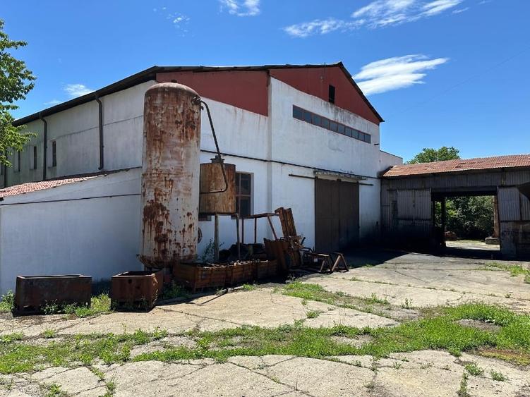 Spațiu industrial, de 1,200 mp, în Leordeni