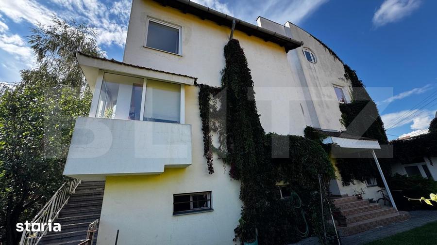 Casă cu 8 camere cu Teren 767 Mp în Lipoveni