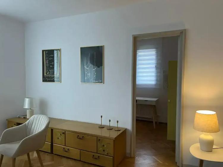 Apartament cu 3 camere semidecomandat, mobilat în Vatra Luminoasă