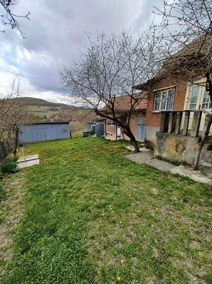 Casă cu 4 camere în Almașu