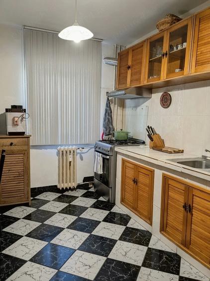 Apartament cu 3 camere decomandat în Rovine