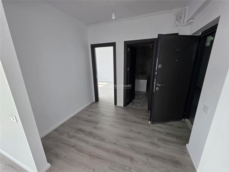 Apartament cu 3 camere semidecomandat în 1 Decembrie