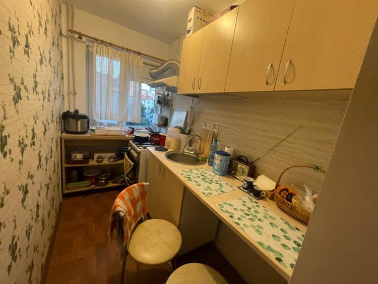 Apartament cu 3 camere semidecomandat în Craiovița Nouă