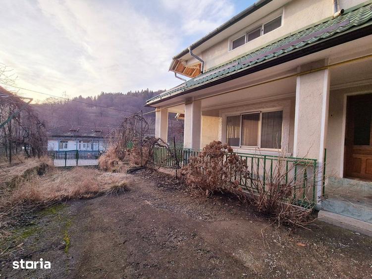 Casă cu 5 camere cu Teren 3581 Mp în Central
