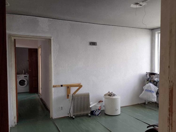 Apartament cu 4 camere semidecomandat în Drumul Taberei