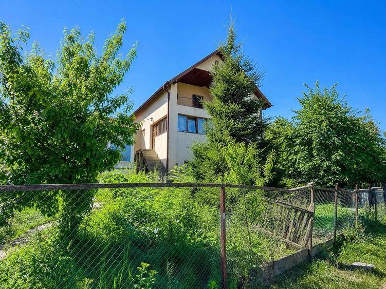 Casă individuală cu 5 camere cu Teren 2002 Mp în Central