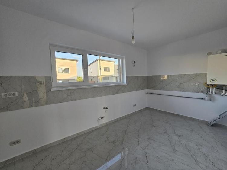 Casă cu 5 camere cu Canalizare în Valea Lupului