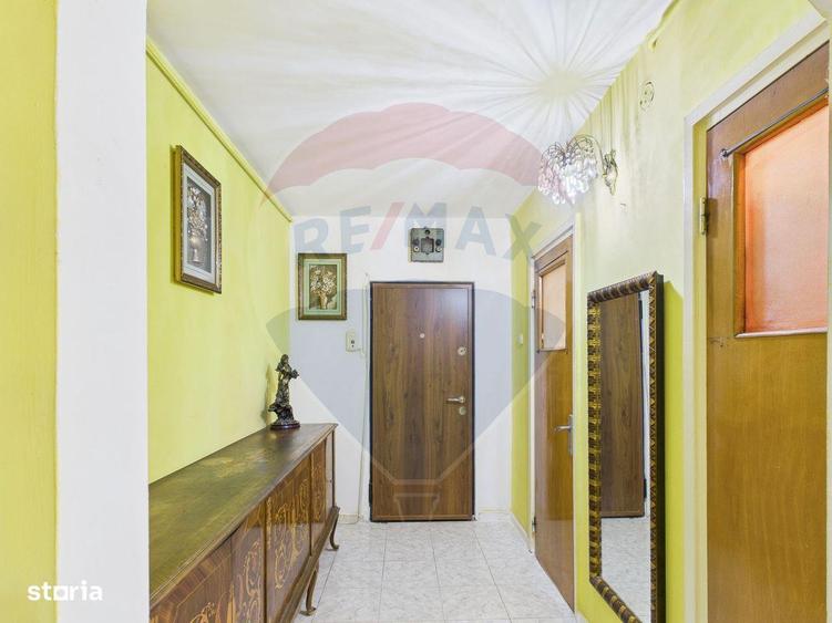 Apartament cu 3 camere semidecomandat, mobilat în Dristor