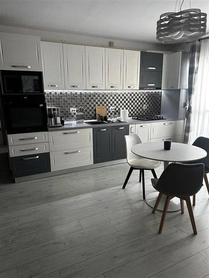 Apartament cu 3 camere semidecomandat, mobilat în Exterior Sud