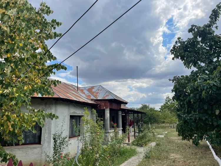 Casă individuală cu 3 camere cu Teren 1000 Mp în Teișori
