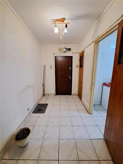 Apartament cu 3 camere semidecomandat în Berceni