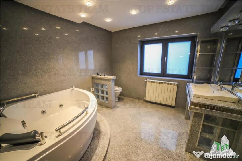 Casă cu 7 camere cu Teren 300 Mp în Central