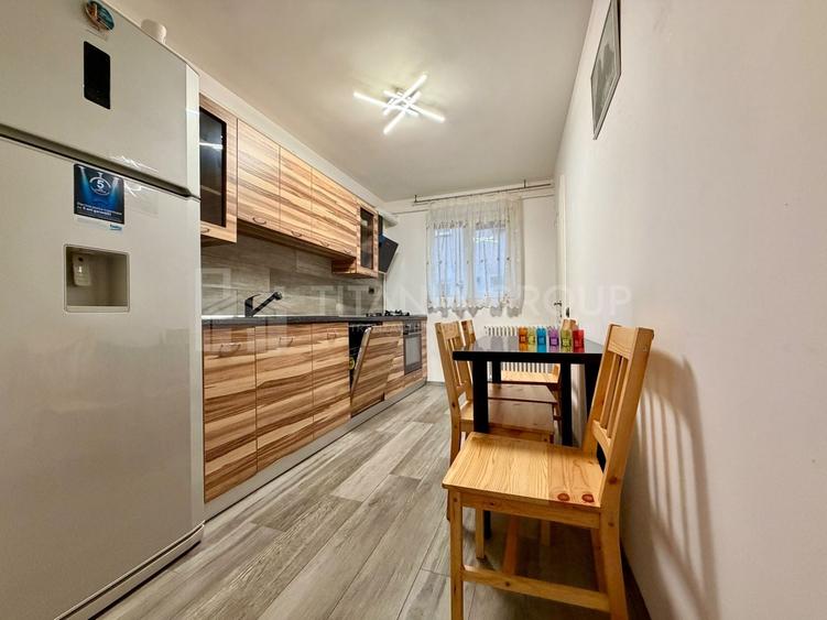 Apartament cu 3 camere semidecomandat în Tractorul