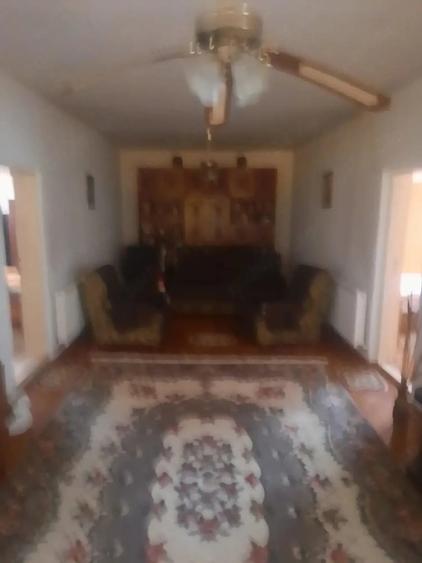 Casă cu 8 camere cu Teren 11350 Mp în Central