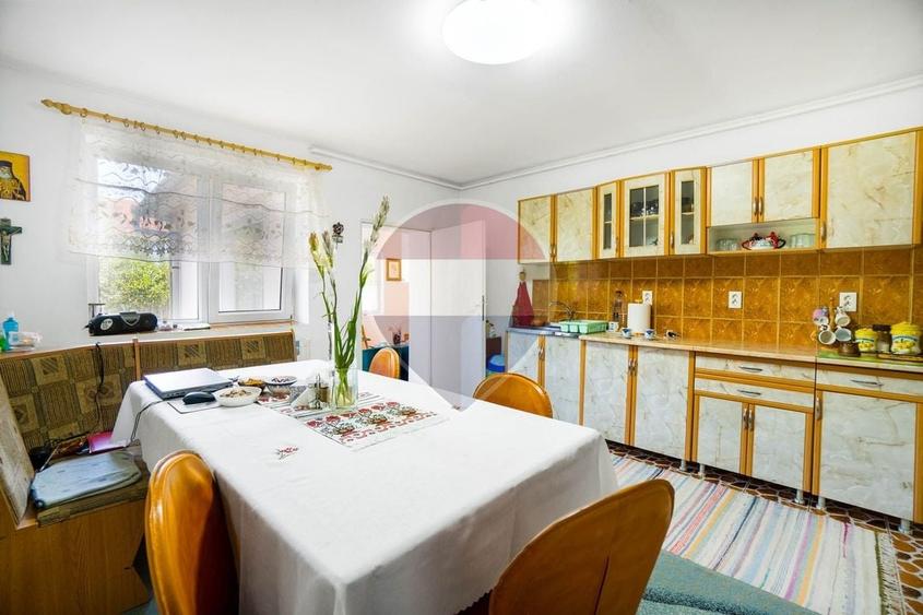 Casă individuală cu 6 camere cu Teren 2794 Mp în Bunești