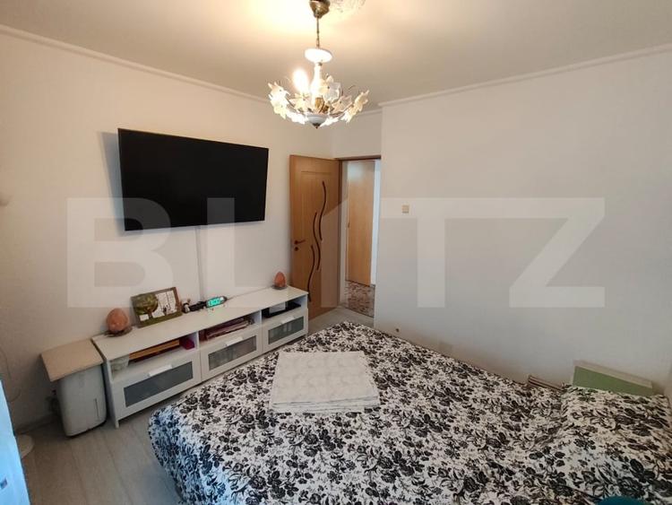 Apartament cu 3 camere decomandat, mobilat în Micro 12