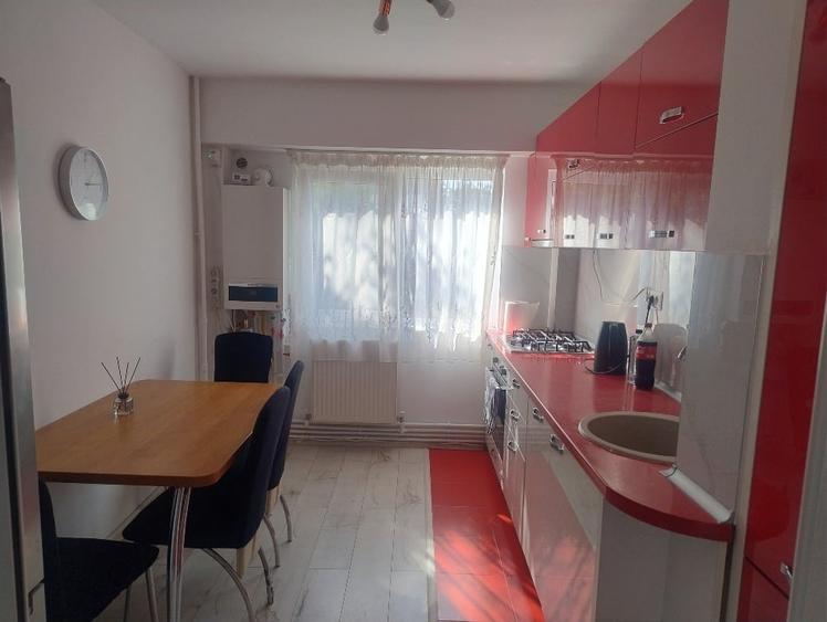 Apartament cu 3 camere decomandat, mobilat în Tomis Nord