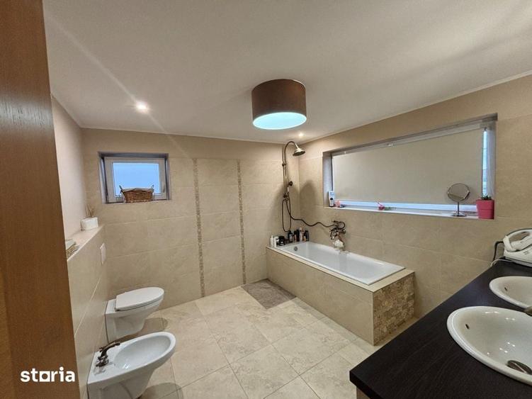 Casă cu 6 camere cu Teren 550 Mp în Groși