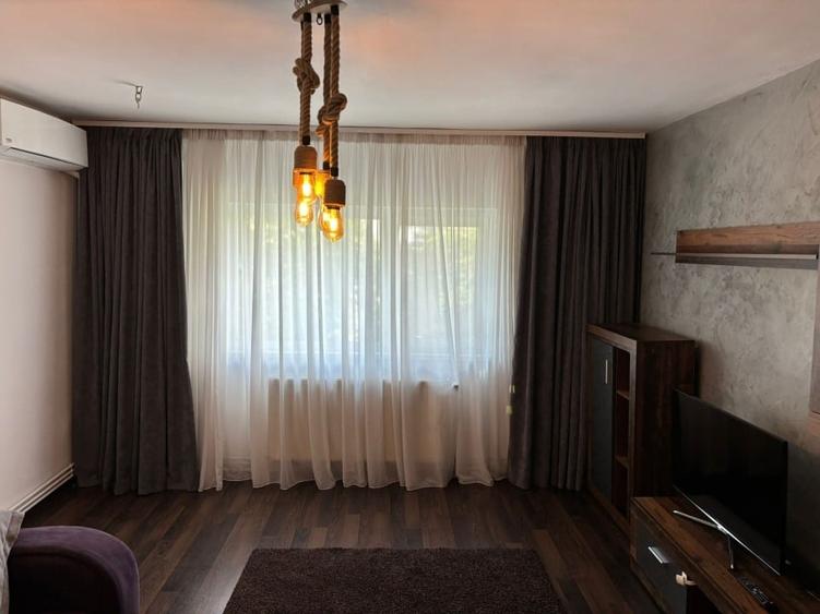 Apartament cu 3 camere decomandat, mobilat în Doamna Ghica