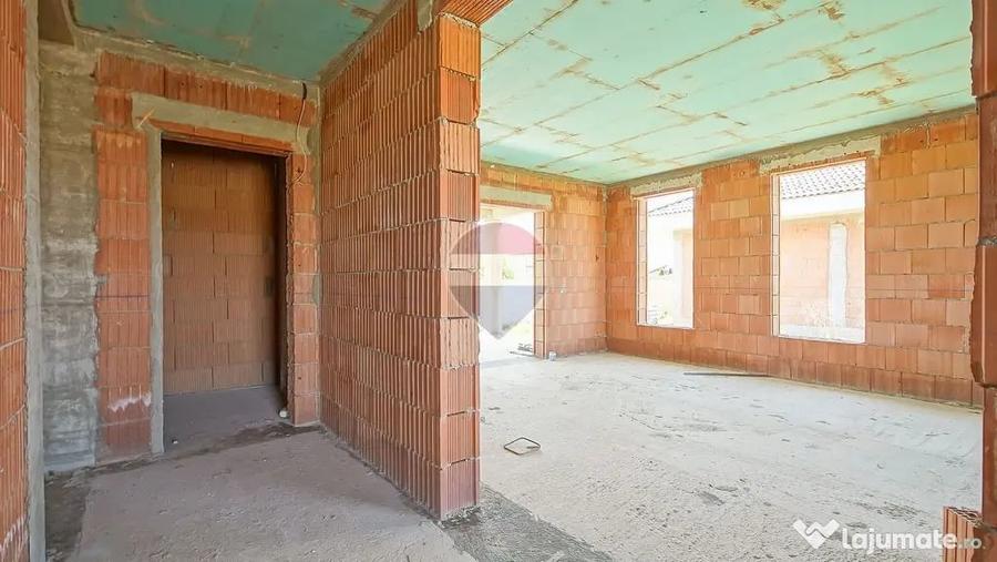 Casă cu 4 camere cu Teren 500 Mp în Cristian