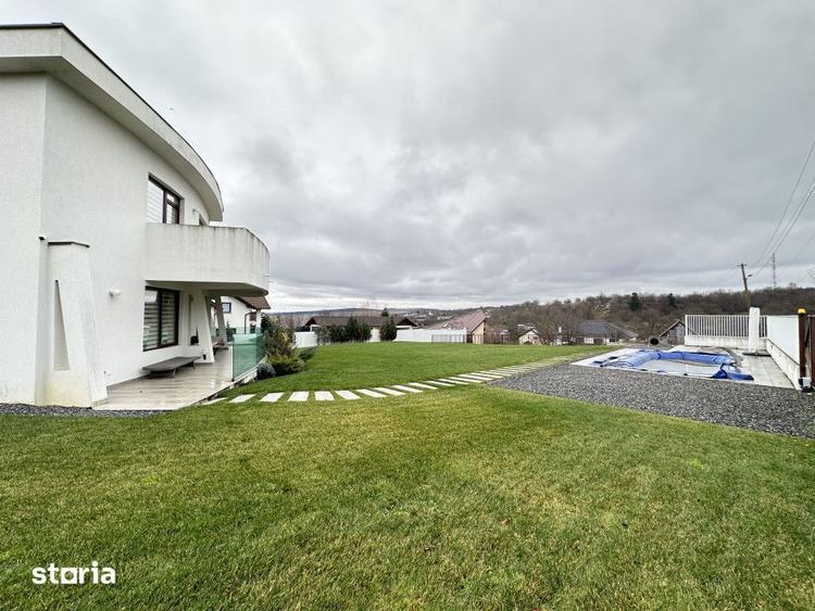 Casă cu 5 camere cu Teren 1500 Mp în Central