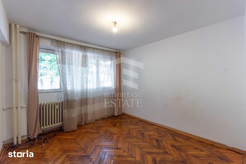 Apartament cu 3 camere semidecomandat în Moșilor