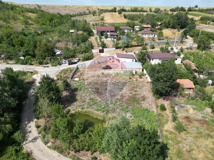 Casă individuală cu 5 camere cu Teren 5300 Mp în Găvănești