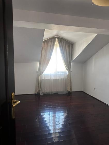 Casă individuală cu 5 camere cu Teren 100 Mp în Central