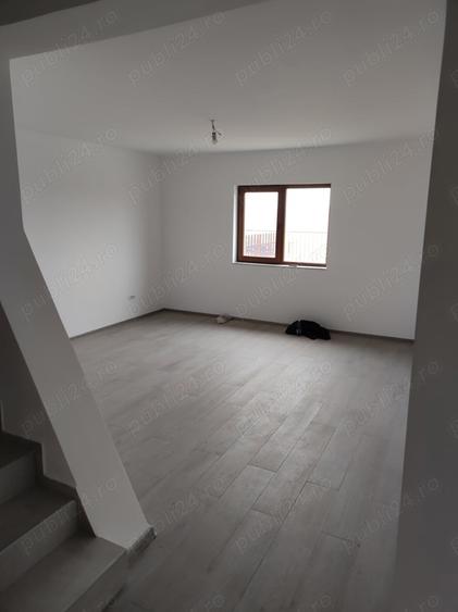 Casă cu 5 camere în Dumbrăvița