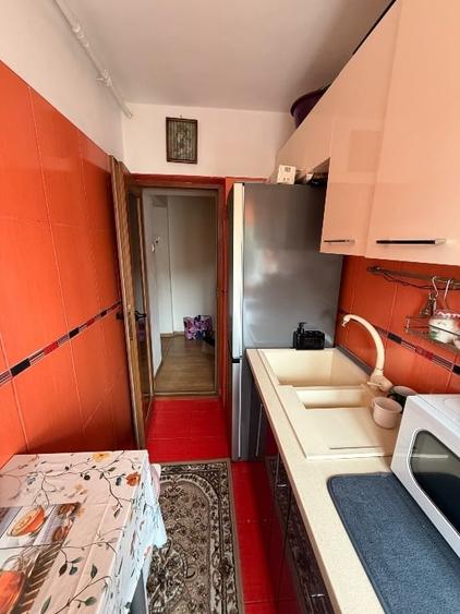Apartament cu 3 camere semidecomandat în Km 4-5