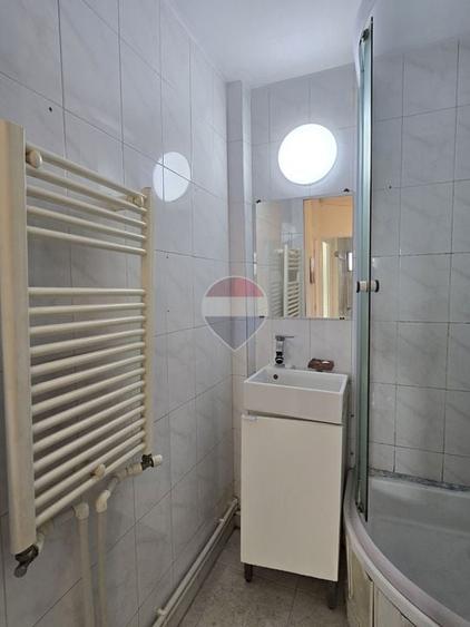 Apartament cu 3 camere decomandat în Berceni