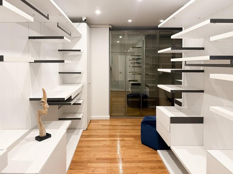 Apartament cu 4 camere decomandat în Barbu Văcărescu