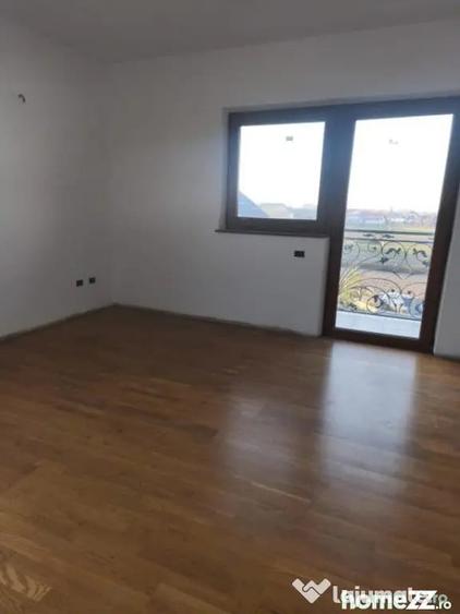 Casă cu 7 camere cu Teren 2500 Mp în Marginea