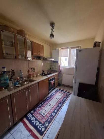Apartament cu 4 camere semidecomandat, mobilat în Tractorul