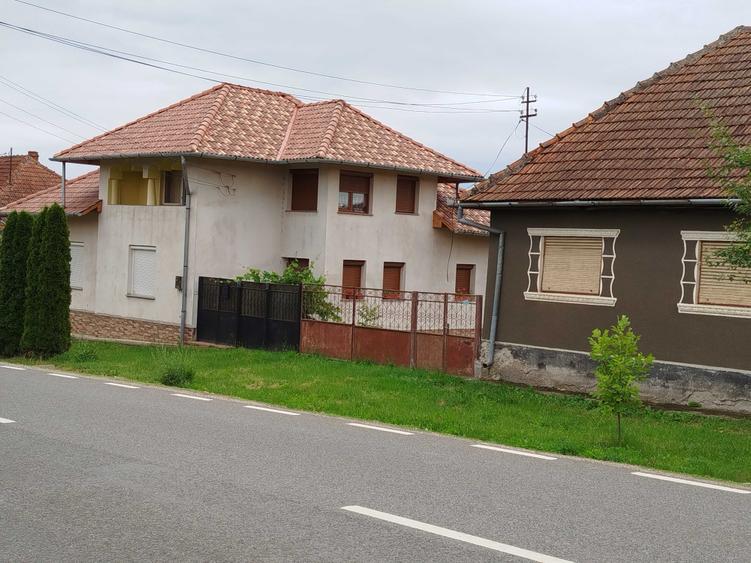 Casă cu 3 camere decomandat în Cuied