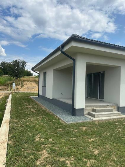 Casă cu 4 camere în Satu Nou de Jos