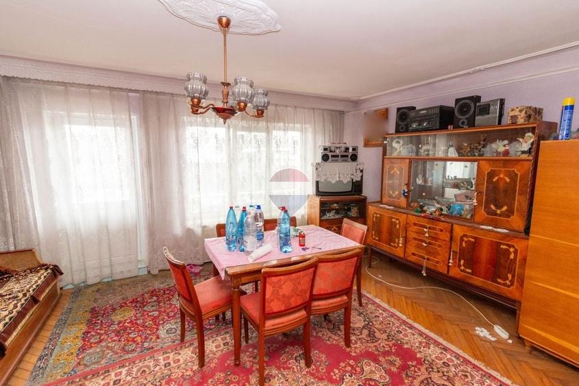 Casă individuală cu 7 camere cu Teren 583 Mp în Central