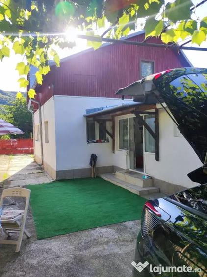 Casă cu 5 camere în Cocorăștii Caplii
