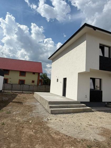 Casă cu 4 camere în Bradu