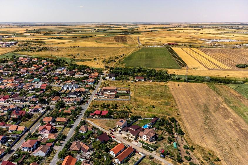 Teren Construcții intravilan de 929 mp, în Poltur