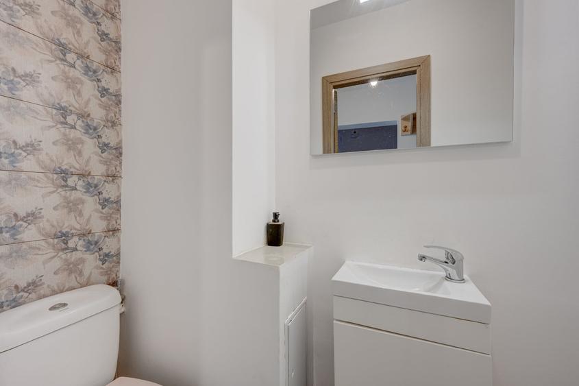 Apartament cu 3 camere semidecomandat în Rahova