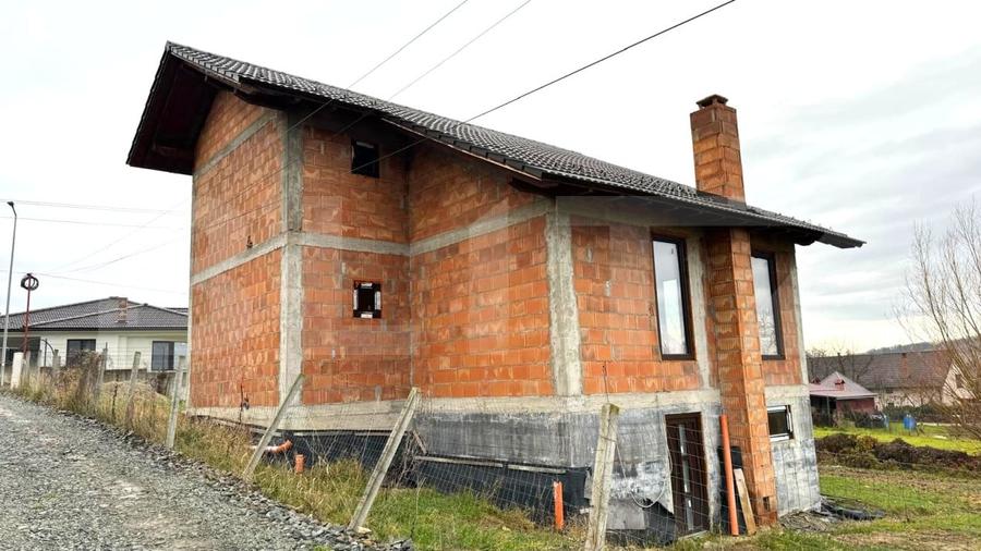 Casă individuală cu 5 camere cu Canalizare în Nord-Est