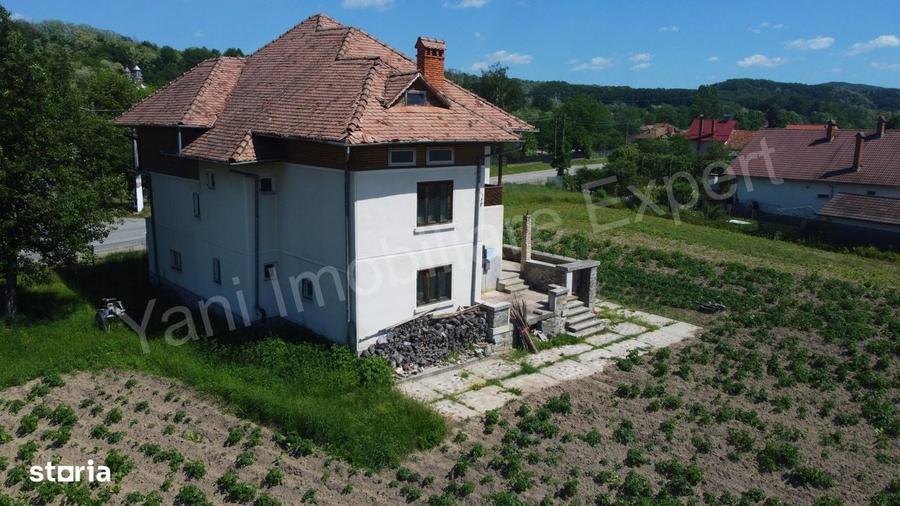 Casă cu 4 camere în Bujoreni