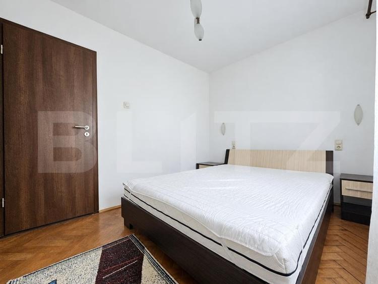Apartament cu 3 camere semidecomandat, mobilat în Dâmbovița