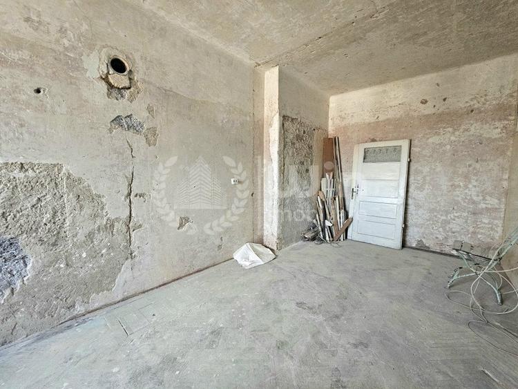 Casă individuală cu 12 camere cu Canalizare în Central